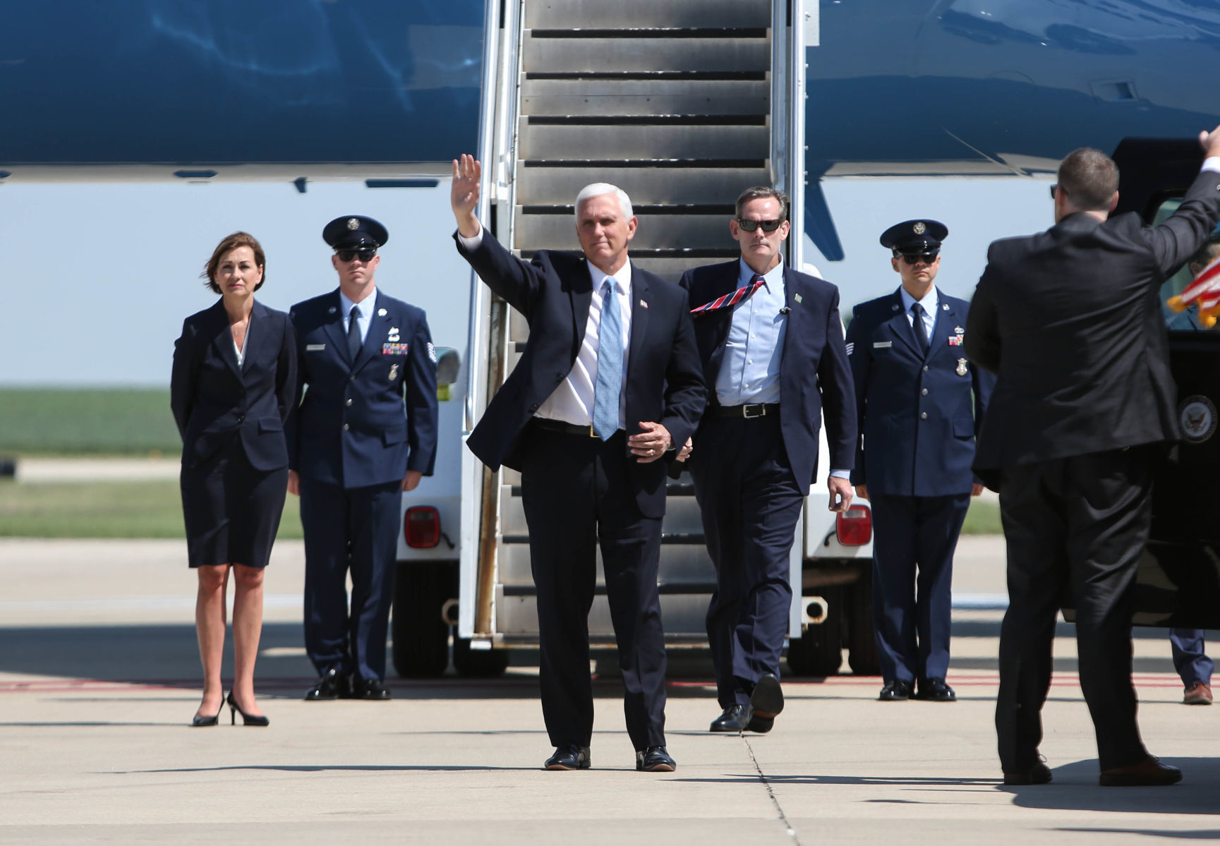 VP Pence arrives in Mason City (26).jpg